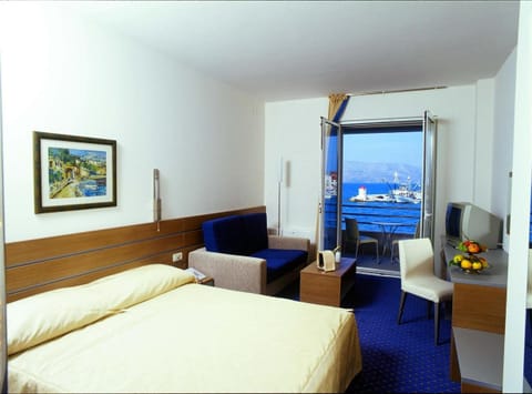 Minibar, desk, soundproofing