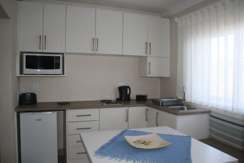 Family Room | Private kitchen | Fridge, microwave, electric kettle, cookware/dishes/utensils