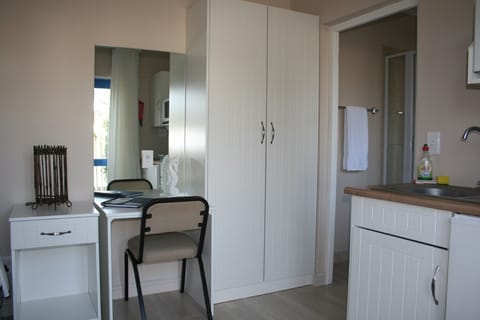 Single Room | Desk, WiFi, bed sheets