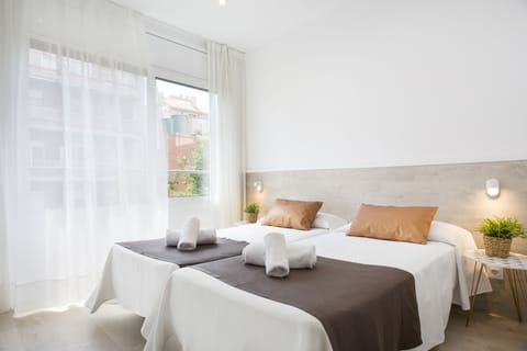 1 bedroom, individually decorated, individually furnished