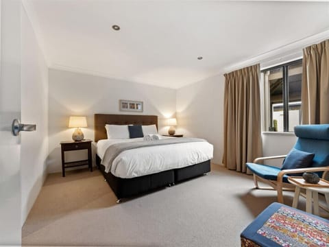 Bedroom 1 - ground floor - 1 King - Ped Fan