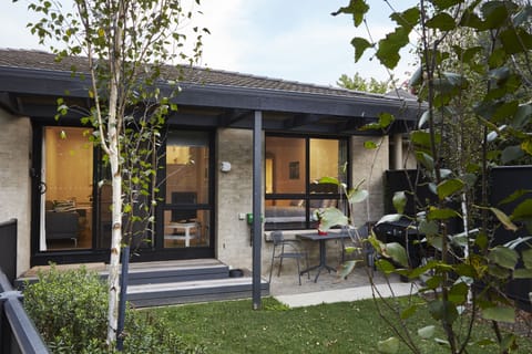 Stylish quality townhouse with a private fenced garden 5 minutes walk to town