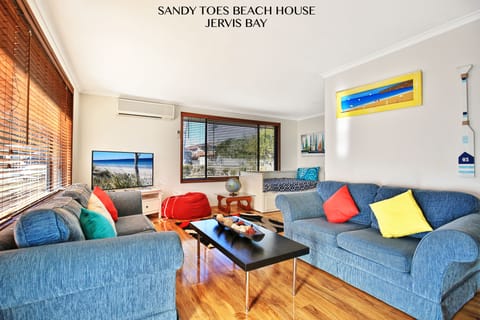 SANDY TOES BEACH HOUSE - 2 Minutes Walk Away from the Beach!!