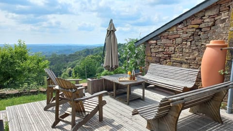 Terrasse panoramique du gîte Grande Ourse avec mobilier extérieur et vue sur la vallée corrézienne