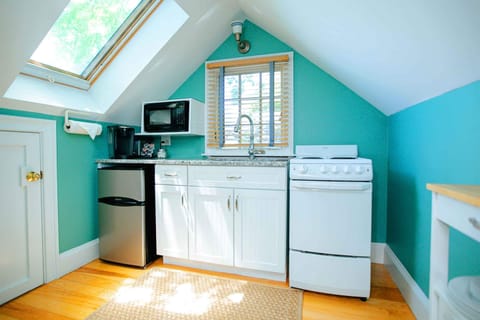 Room, 1 King Bed, Private Bathroom | Private kitchen | Fridge, microwave, coffee/tea maker, paper towels