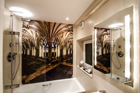 Combined shower/tub, free toiletries, hair dryer, towels