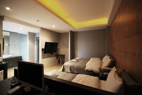 Deluxe Twin Room | Premium bedding, down comforters, minibar (free items), desk
