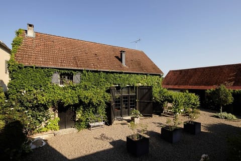L'Oustal : entrée côté cour de ferme