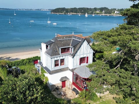 Villa Ty Marie. Garden facade. Villa on the main beach of Ile-aux-Moines. Waterfront property. 180° view on the Gulf of Morbihan and the islands.