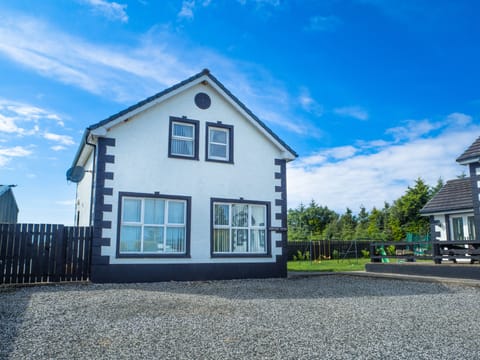 A modern cottage with 2 family bedrooms