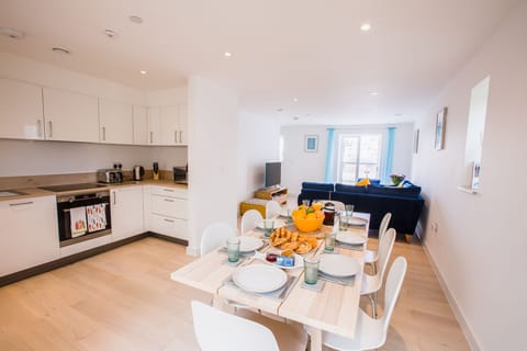 Kitchen with oven, induction hob, microwave, dishwasher, fridge/freezer