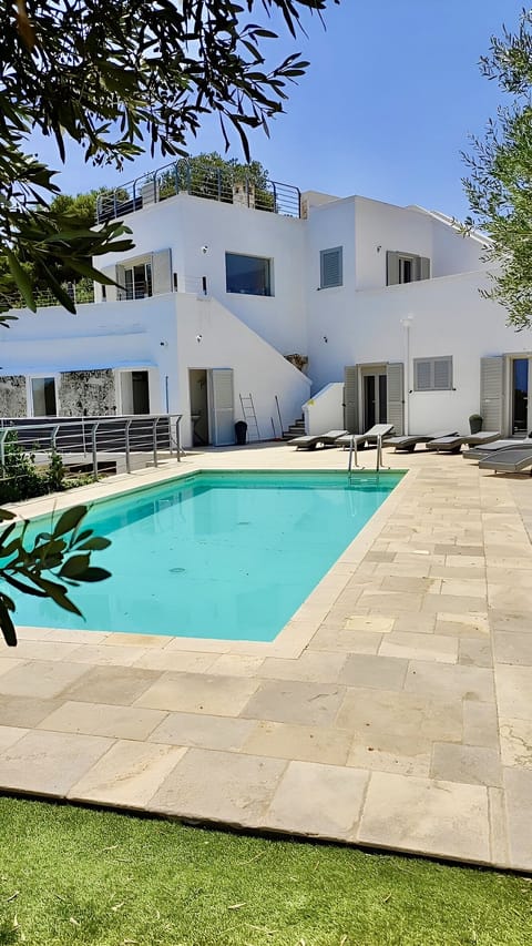 Bedrooms 3 and 4 are on the far left and 1 and 2 on the right (same level)