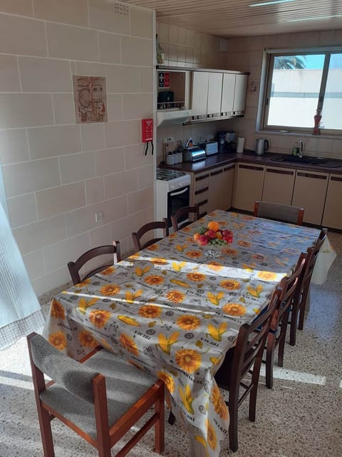 Extendable dining table for 12 seated persons.