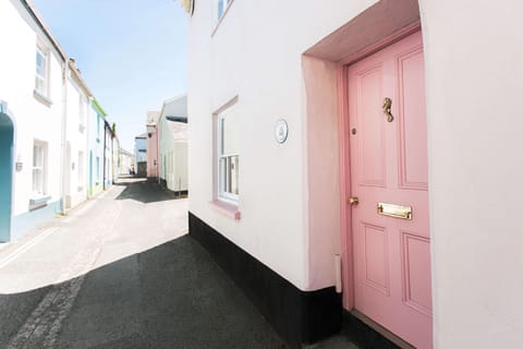 Catboat Cottage is a large 200 year old, double fronted cottage full of history