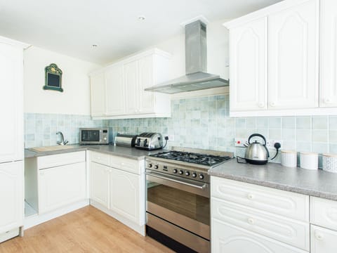 Fully equipped: dishwasher, microwave, fridge freezer, washing machine, dryer