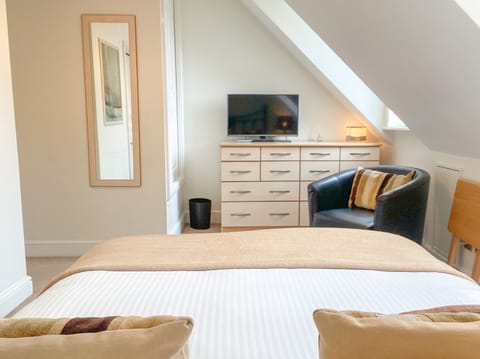 Quality Linen, Feather Duvet and Pillows, Smart TV, Fridge and Minibar.