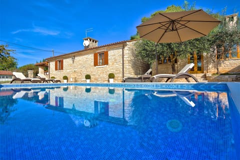 Pool is 140 cm deep