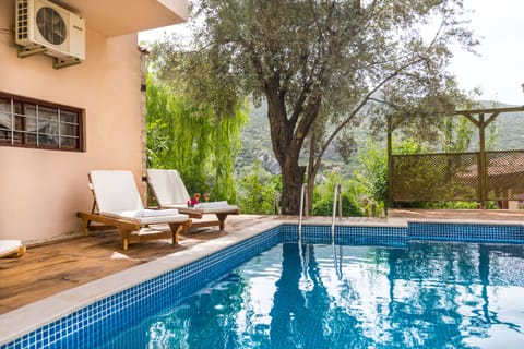 the private pool of the cottage