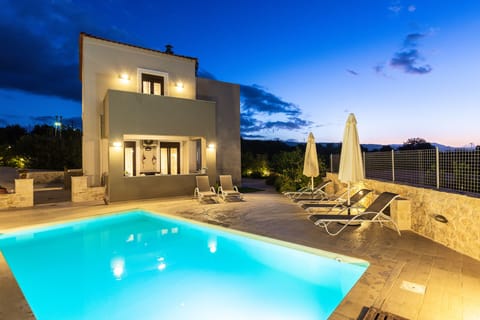 Outside/Pool