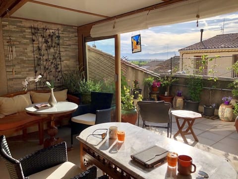 Sun-drenched and flower-filled terrasse / véranda 
