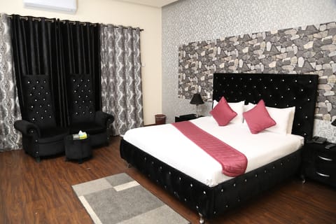 Deluxe Room, 1 King Bed, Smoking | 1 bedroom, individually decorated, individually furnished