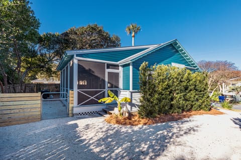 Welcome to Stone's Throw on Folly Beach!