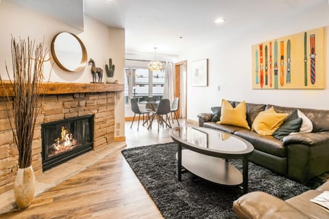 Super comfortable living with fantastic views!