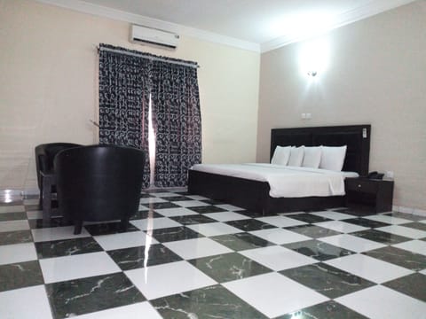 Luxury Room, 1 Queen Bed (Deluxe) | Minibar, desk, bed sheets