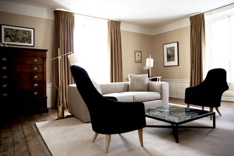 Double Room, City View (Chambre n°1) | Living area | Flat-screen TV, MP3 dock