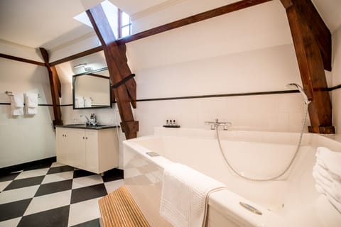 Romantic Suite | Bathroom | Free toiletries, hair dryer, bathrobes, slippers
