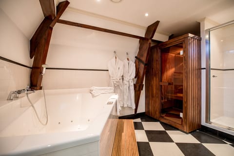 Romantic Suite | Bathroom | Free toiletries, hair dryer, bathrobes, slippers
