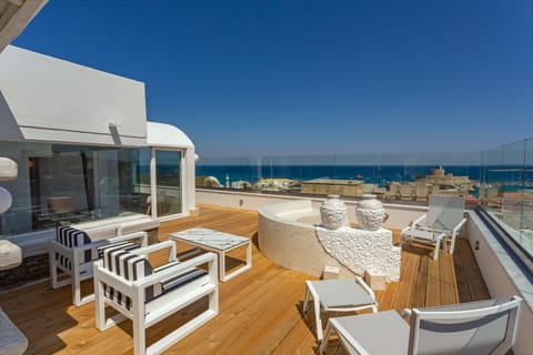 Deluxe Suite, 1 King Bed, Sea View, Executive Level | Premium bedding, free minibar, in-room safe, individually decorated