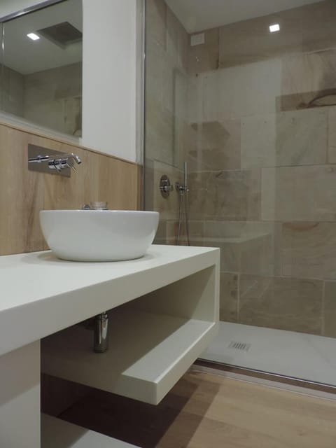 Deluxe Quadruple Room | Bathroom | Shower, free toiletries, hair dryer, bidet