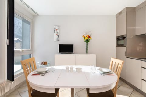 HDTV & dining table extendable