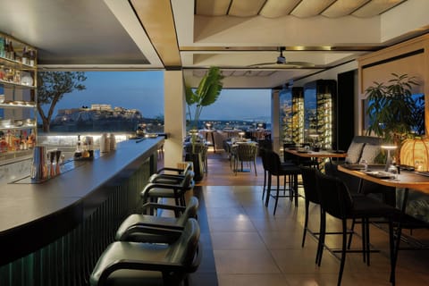 2 restaurants; breakfast, lunch, and dinner served