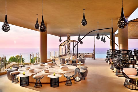 2 bars/lounges, 2 poolside bars