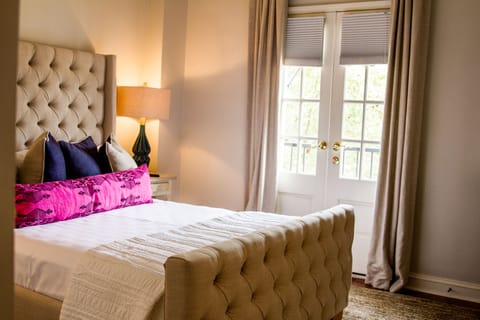 Standard Apartment, 1 Queen Bed, Non Smoking | In-room safe, individually decorated, individually furnished