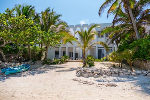 Dos Jaguares South Akumal, Beachfront Villa - 5 bedroom Beach front villa in South Akumal, great for families