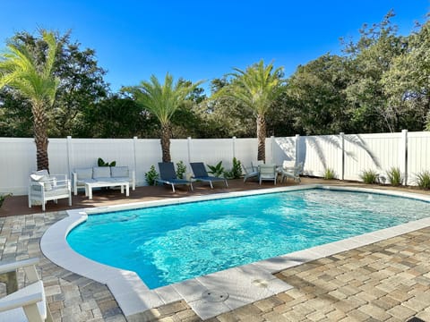 Stunning Private Pool & Large Outdoor Space!