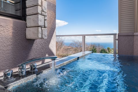 Luxury Suite | Bathroom | Combined shower/tub, deep soaking tub, free toiletries, hair dryer