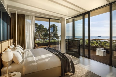 Horizon Deluxe suite | Minibar, in-room safe, desk, blackout drapes