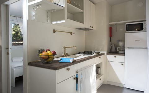 Holiday home Marko Polo Village | Private kitchen | Fridge, microwave, stovetop, coffee/tea maker