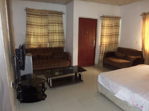 Luxury Suite, 1 Queen Bed, Non Smoking | Desk, free WiFi, bed sheets