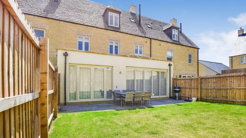 Rear Garden, Hawthorn Cottage, Bolthole Retreats