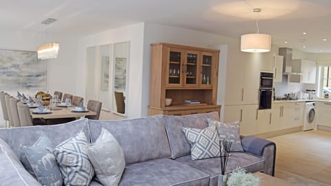 Open plan living/dining area and kitchen, Hawthorn Cottage, Bolthole Retreats