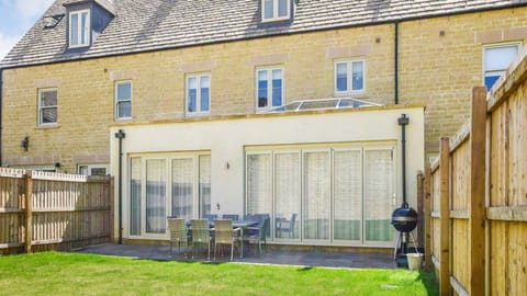 Rear Garden, Hawthorn Cottage, Bolthole Retreats