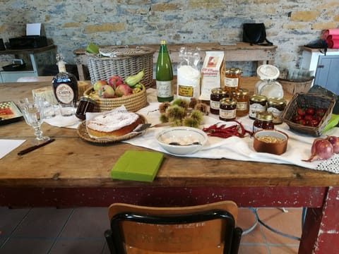 Daily continental breakfast (EUR 5 per person)