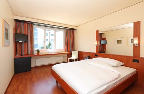 Hypo-allergenic bedding, minibar, in-room safe, desk