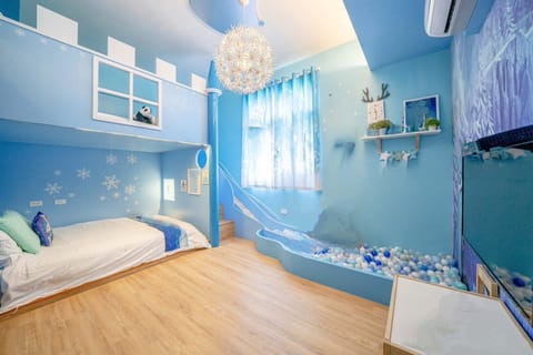 Family Twin Room, Non Smoking | Desk, blackout drapes, soundproofing, cribs/infant beds