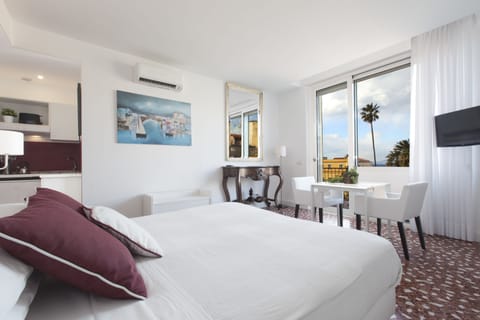 Deluxe Studio, Balcony | Down comforters, desk, soundproofing, iron/ironing board